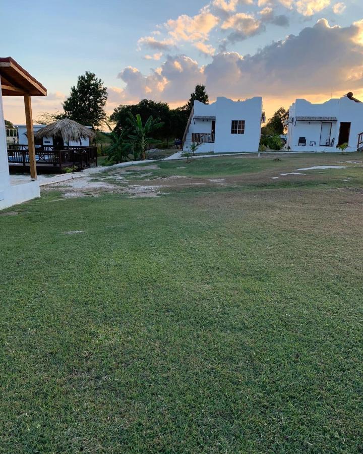 Azteca Villas Treasure Beach Exterior photo
